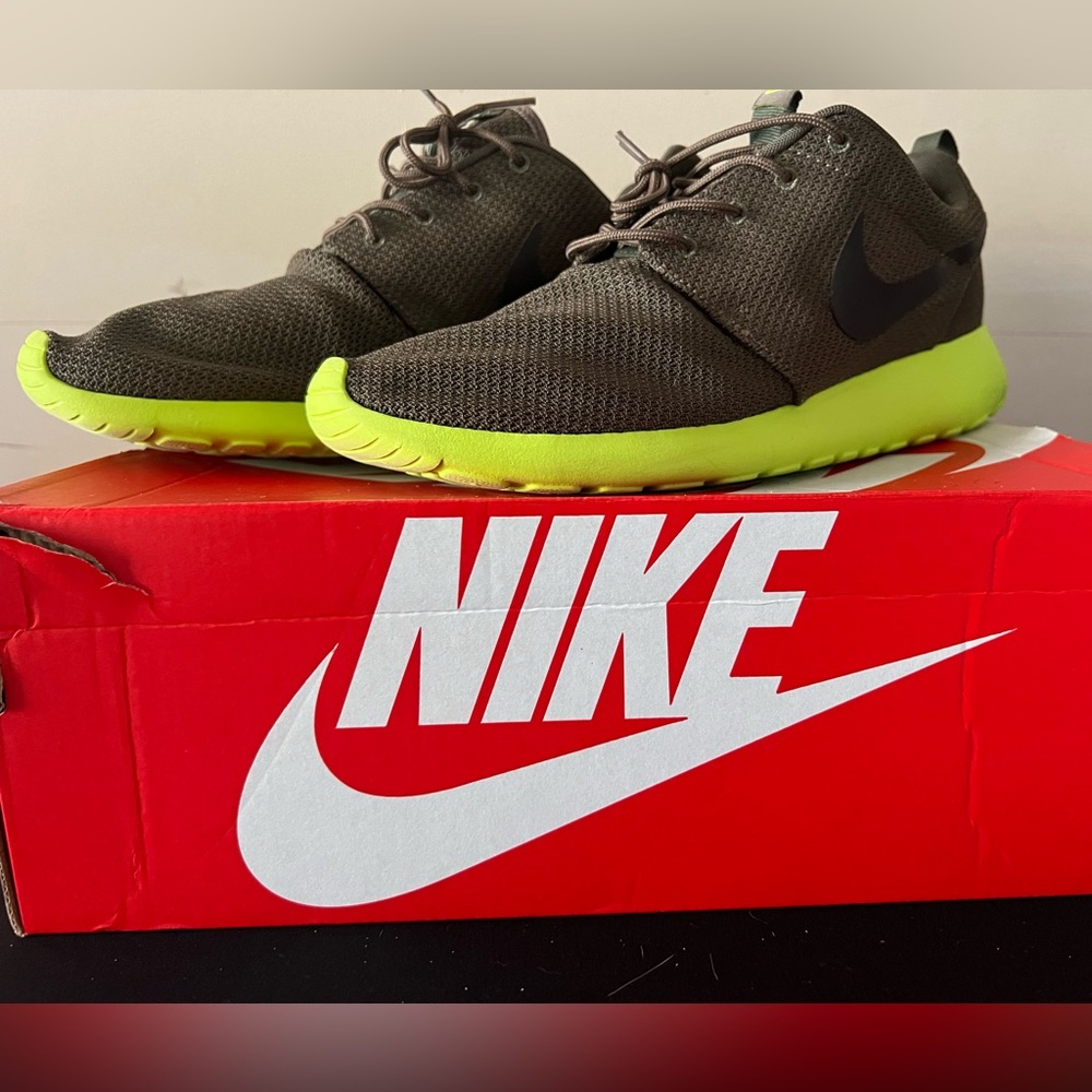 Nike Roshe Run - tarp green - size 11